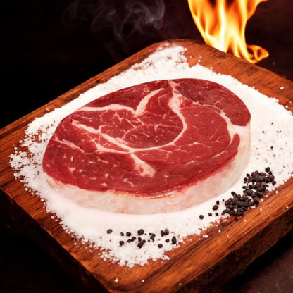 Centro de Sirloin premium de Cortes Celorio sobre cama de sal y pimienta negra, corte gourmet de res mexicana con marmoleo perfecto y preparación a la parrilla.
