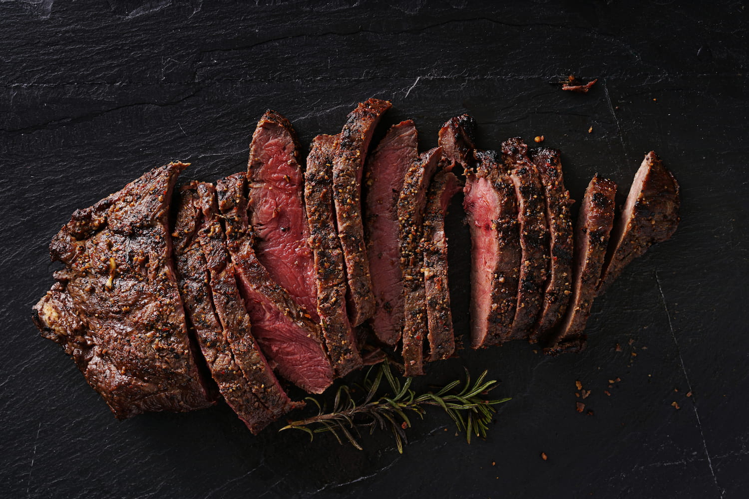 Corte de carne Angus premium de Cortes Celorio asado a la perfección, filete jugoso con costra de especias y romero fresco.